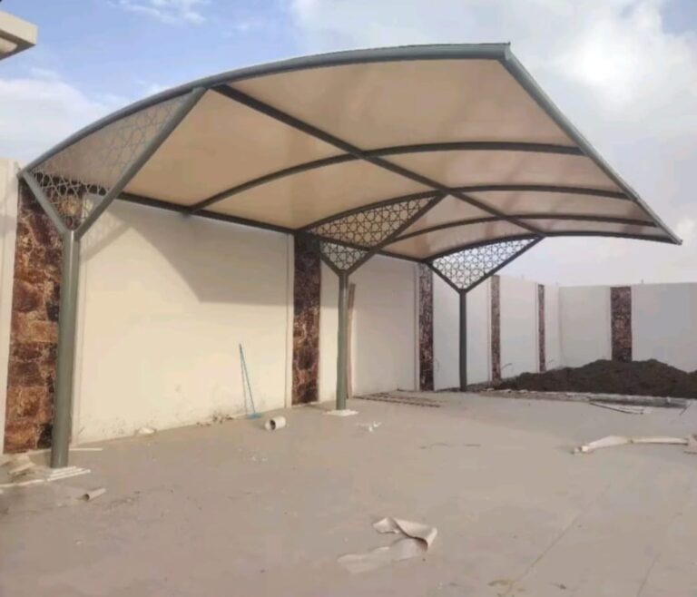 مظلات سيارات أمام المنازل في الأحساء